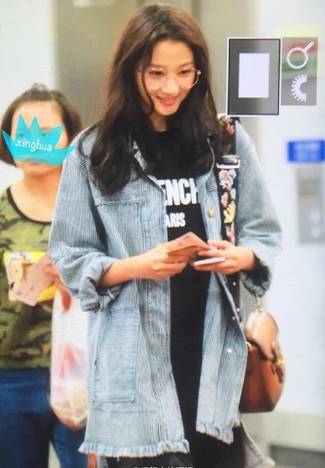 20岁关晓彤撞衫26岁Angelababy，一个真的嫩一个装嫩