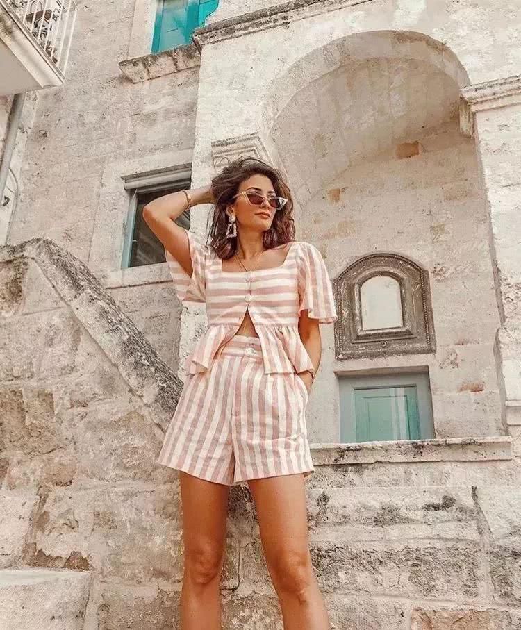 「值得」今夏最值得入手的时尚单品小方领,显瘦还显脸小!