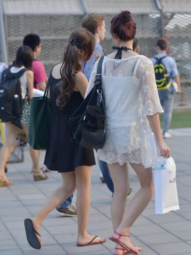 街拍小乳长腿气质小姐姐