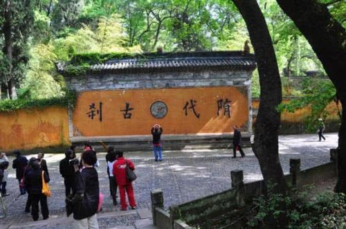 这两个不收门票的5A级景区，一个世人皆知，一个是佛教圣地！