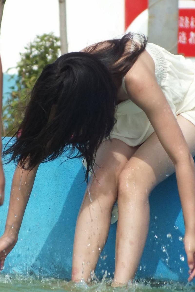 水上乐园抓拍:白裙美腿的微胖妹子，潮流范儿十足