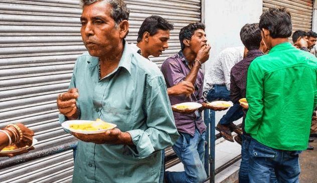 印度游客来中国旅游，吃饭的时候就是不听老板的话，网友：笑抽了