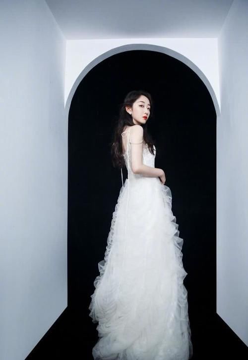 蒋梦婕■穿抹胸长纱裙勾出好比例,奶白肌肤惹人羡,“人间水蜜桃”蒋梦婕
