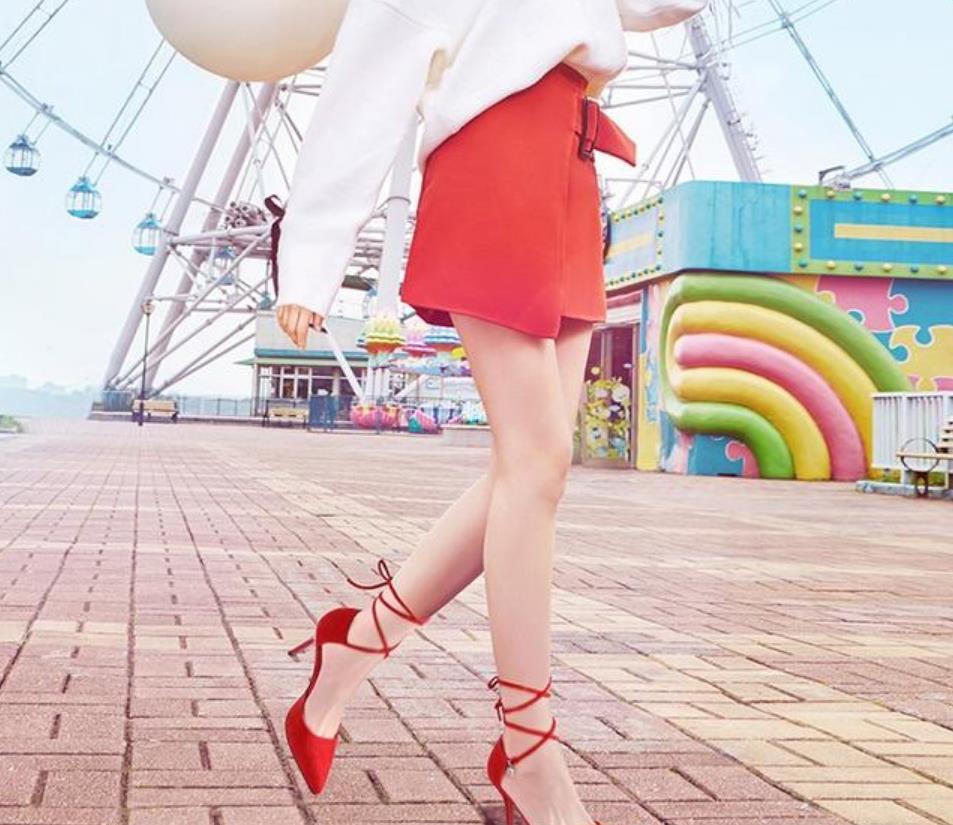 衬托出:精致高跟鞋,衬托出纤细玉足,婷婷玉直美轮美奂