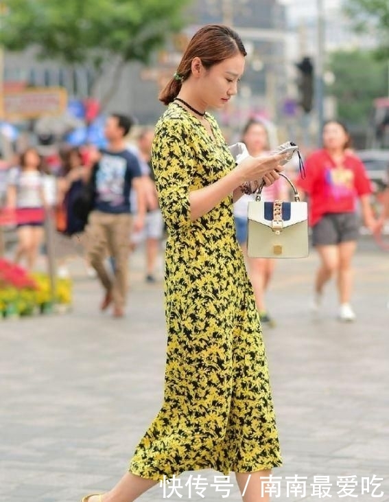 『 格子』一条粉红色格子连衣裙就能搞定，街拍：想要做美丽的女神