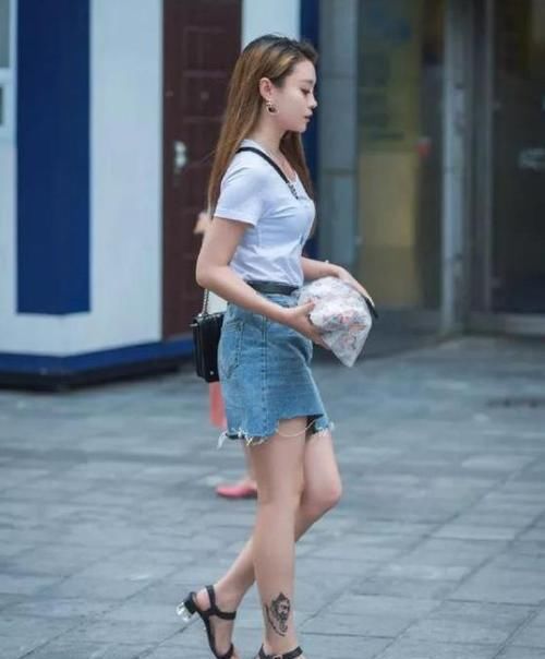  【美女】养眼女神街拍：笑容甜美的美女，一件白色短袖配蓝色牛仔裤，时尚达人气质