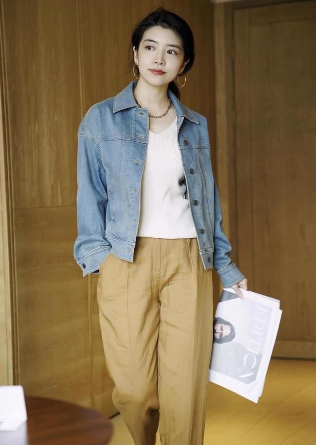  『博主』牛仔外套如何穿出高级复古风？学三木博主搭配卡其色长裤，太美了