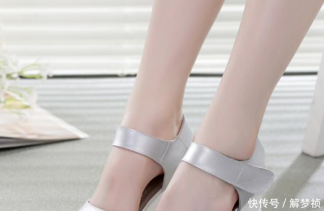 一5多小个子的女人穿的精致坡跟女鞋，上脚显高显瘦，很有女人味