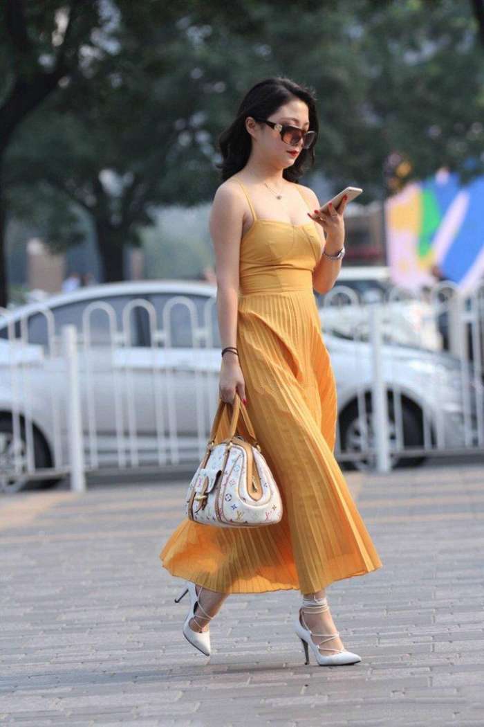 成熟女人穿上吊带裙, 瞬间清爽时尚起来, 释放十足女人味