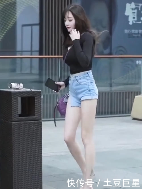 [ 全网]她拥有全网最美的腿，连校花都比不上！，“捡垃圾”的小姐姐火了