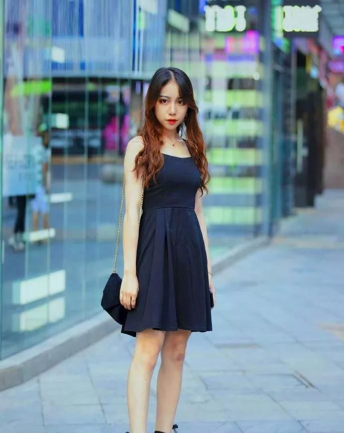  #倾城#一貌倾城的小姐姐,一条灰色百褶裙,时尚曼妙好身姿!