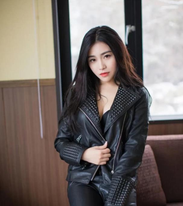 乖巧可爱的皮裤小姐姐,认真起来一点不失女人味!