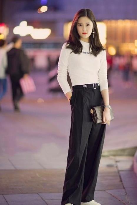 温文尔雅|街拍:温文尔雅的美女,身穿白色上衣配黑色长裤,笑容甜美可爱