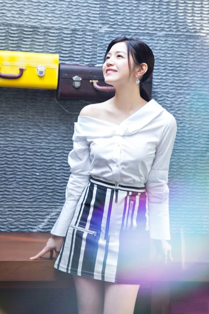 陈妍希出席活动，裙子有点短，幸亏有块布能盖一盖!