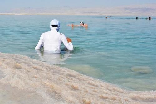 死海淹不死人？导游苦口婆心劝游客：说啥也别游泳，随时有危险