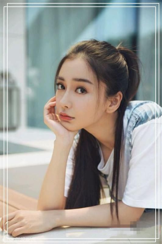 吴昕终于美回来了!只不过穿了一条背带裤,竟嫩过小6岁的杨颖?