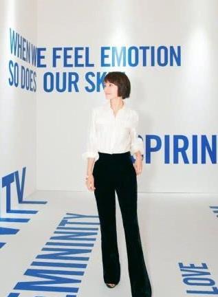 41岁袁泉霸气外漏，换了身皮衣更似女王，坐下来裤腿让人手痒