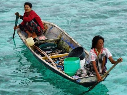 仙本那巴瑶族的悲剧：被生活所迫学会做生意，游客却不满淳朴不再