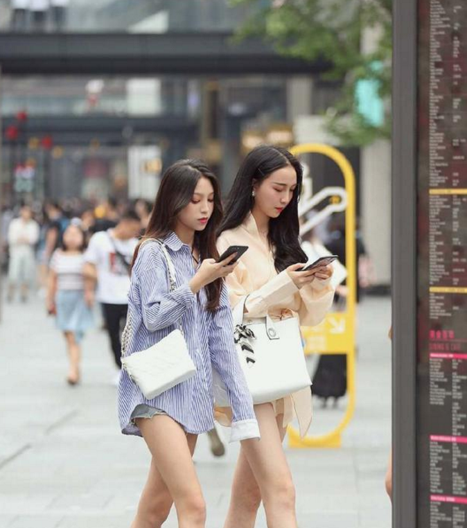 街拍：大美妞又细又白的大长腿将好身材和好气质展现的淋漓尽致！