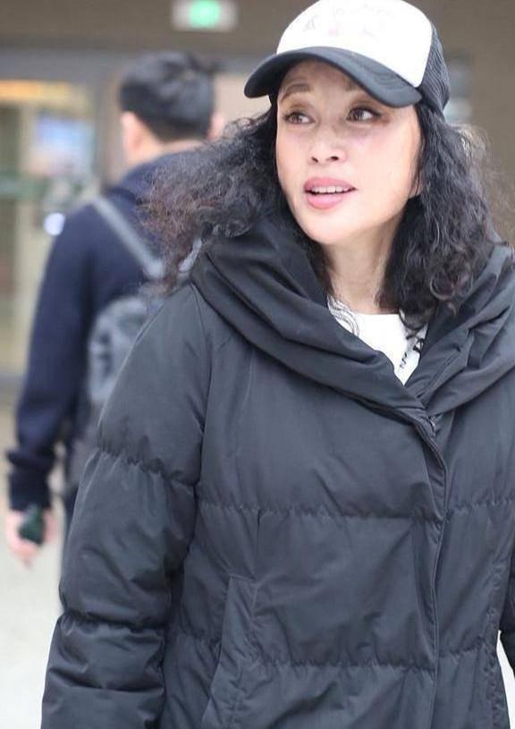 刘晓庆机场穿娃娃装狂扮嫩，然而看到她眼周细纹的我差点被吓哭！