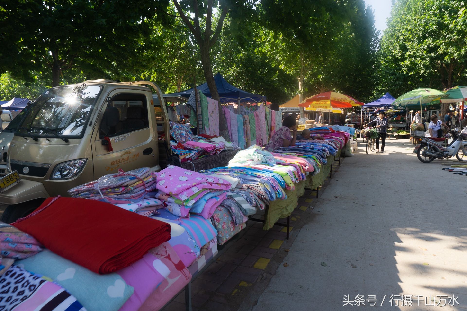 夏日农村大集上的服装摊,价格便宜却少人问津,生意不好做了