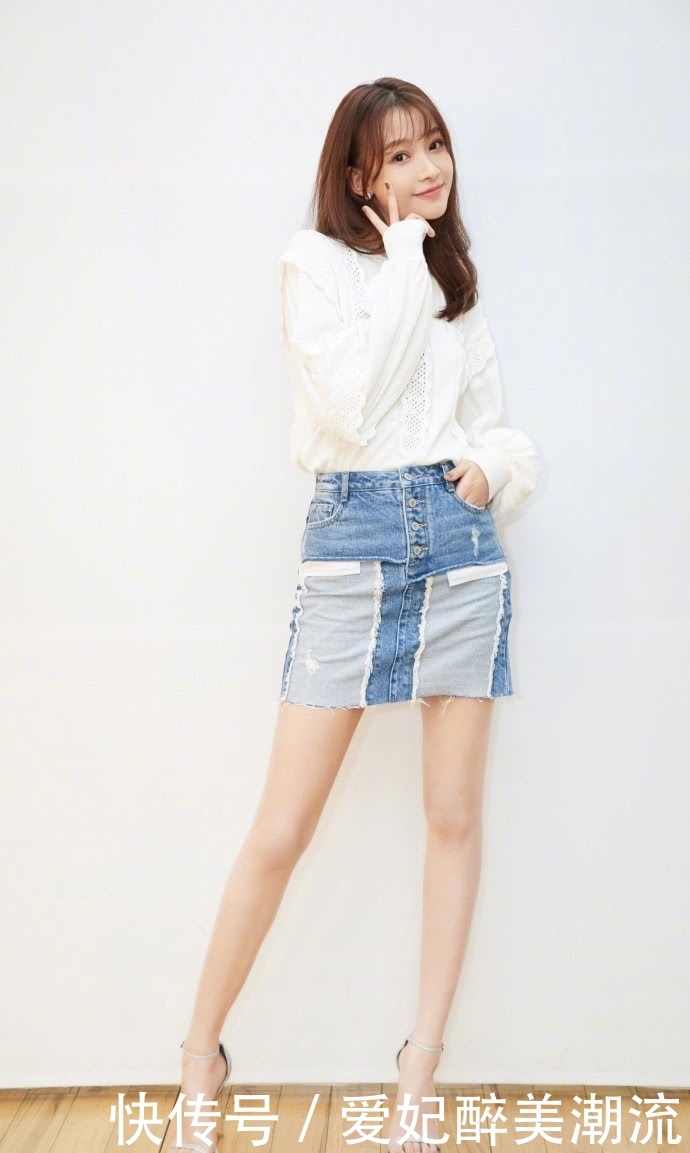 孙怡台下看秀都不安分，扯裙的瞬间好尴尬！好歹也拿块布盖一盖吧