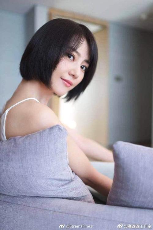 高圆圆真会装嫩，吊带衫却配了这样一条裙子，赵又廷快来管管！