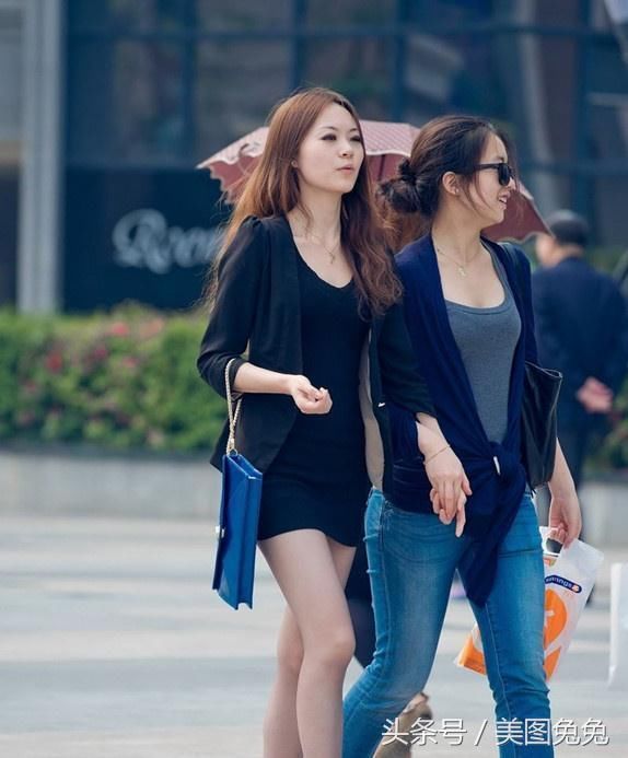 她身穿裸色吊带连衣裙，很好的展现出优美的肩部和迷人的锁骨!