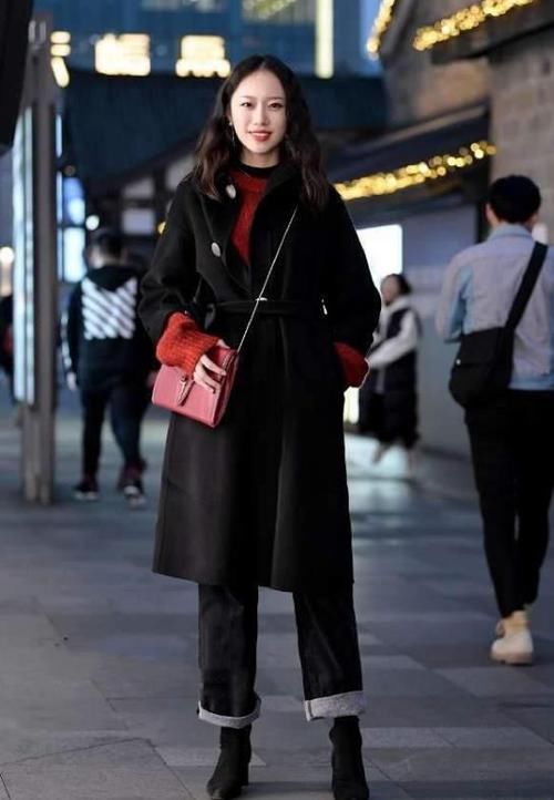  美女：潮范儿女神来了，街拍：气质大方的美女，一件黑色外套配黑色牛仔裤，时尚大气风范