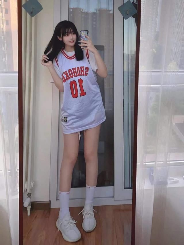  潮牌@SNKR Girls送鞋丨男友衬衫、潮牌、球衣...性感又会搭，就是这期球鞋女生们！4.20-4.26