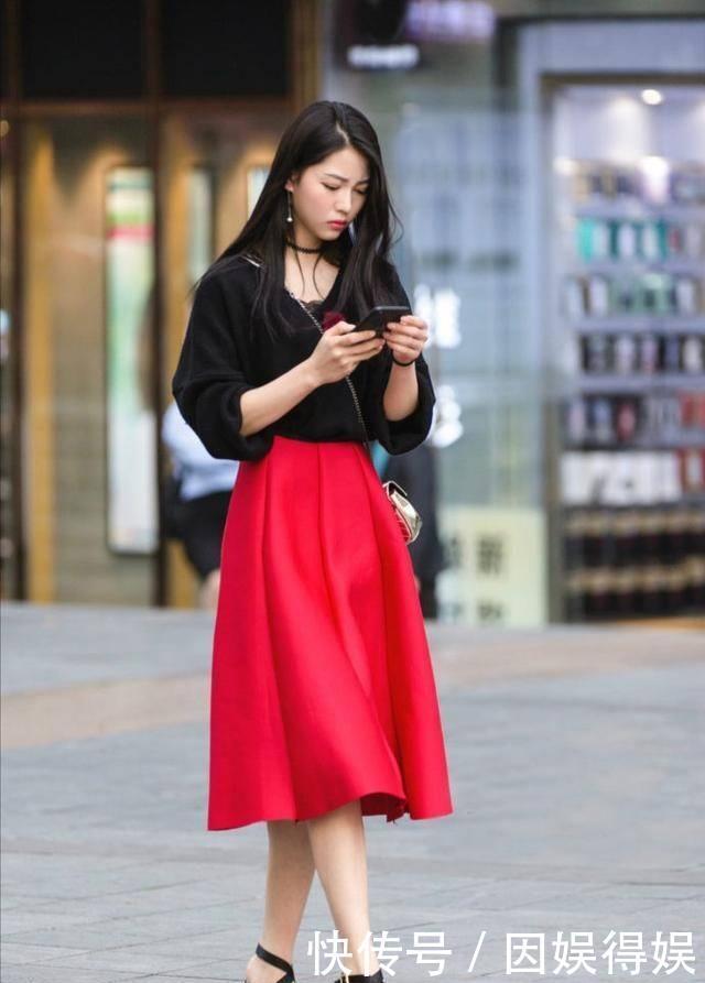  『有型』街拍：牛仔连衣裙的美少女妹纸，青春时尚靓丽有型。