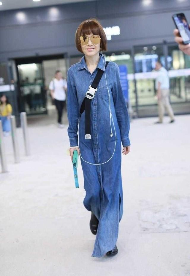  时髦：著名主持人陈鲁豫终于穿对衣服，一袭牛仔连衣裙长裙，减龄时髦