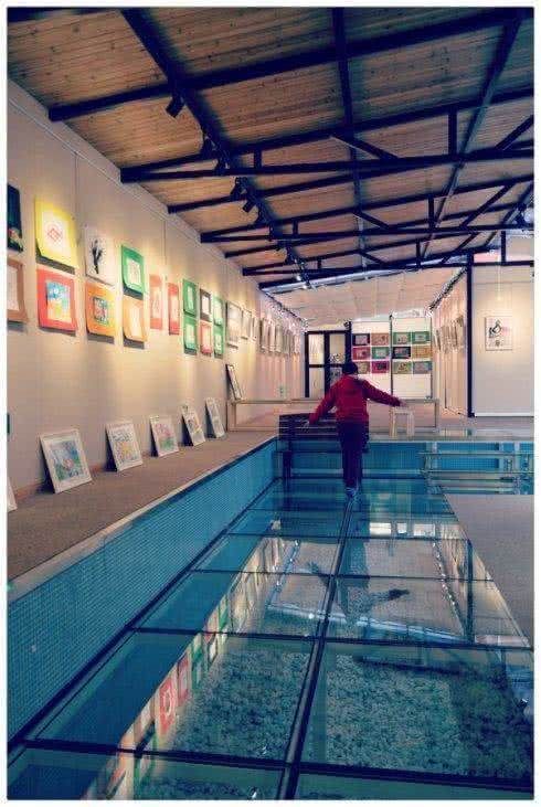 神奇的泳池，在水下行走衣服却不会湿，原来是这样