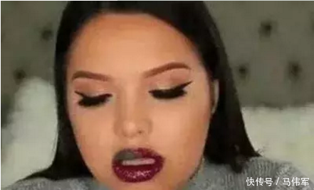女子作死在嘴巴上涂100层口红, 张嘴的那一刻女子疼的吸凉气