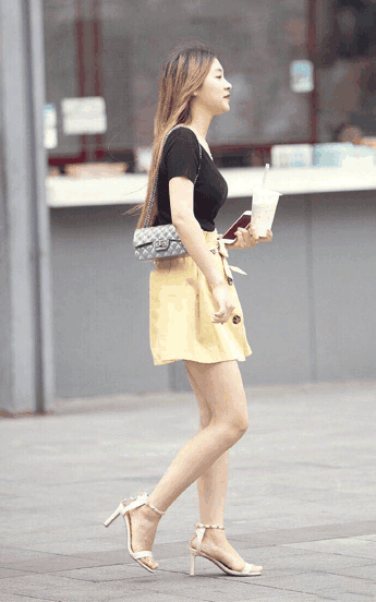 广东街拍: 简朴风也能很迷人, 第三位小姐姐回头率爆表