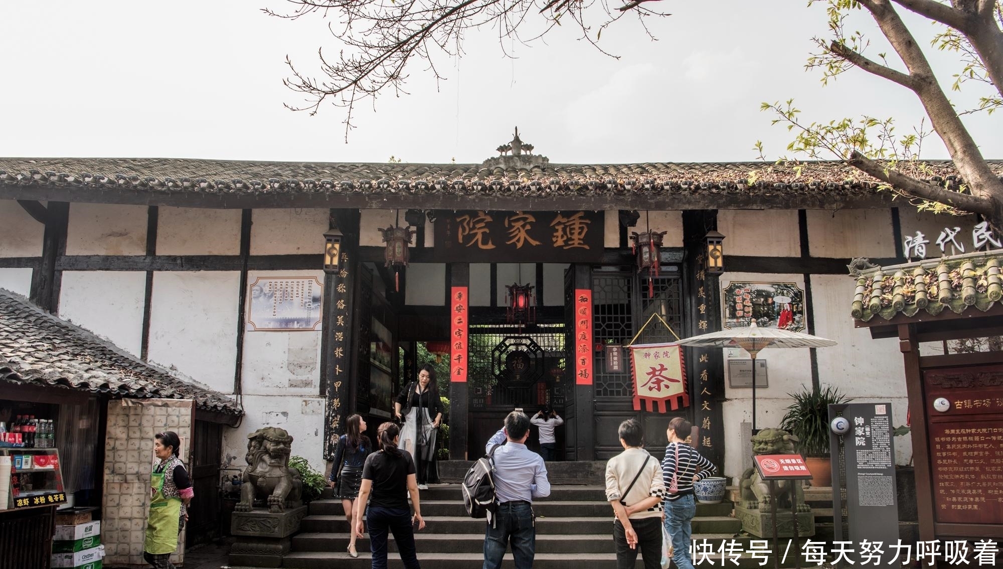 西南最受欢迎的古镇,就在重庆,4天超35万游客,街上都是人!