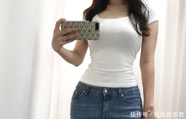 牛仔裤小姐姐身材真好，浑身上下充满着青春时尚！