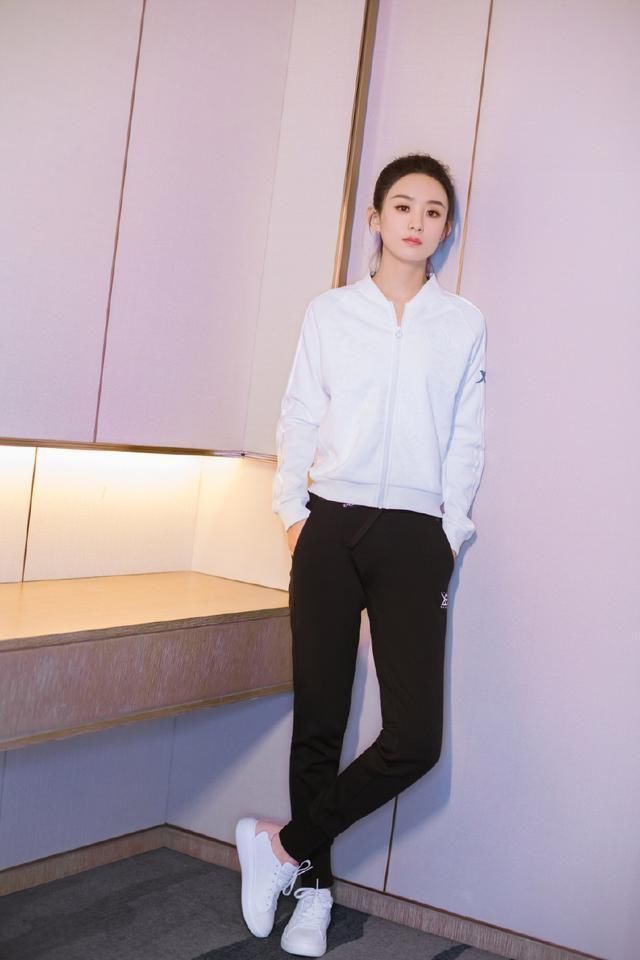 赵丽颖够猛的！吊带连衣裙拉得太低了网友：这尺寸不是一般的大！