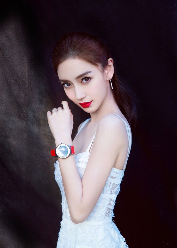angelababy:红唇雪肤露锁骨,大秀香肩