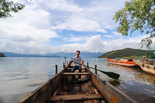 就着月光，伴着洱海，干了这瓶风花雪月，网友：小心喂鱼