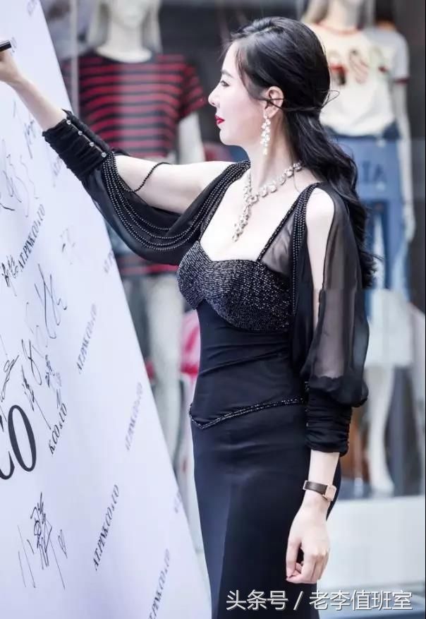 街拍:前凸后翘性感无疑的极品性感高胸翘臀美女