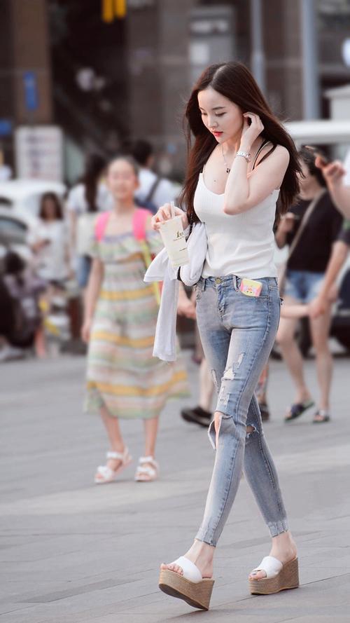 街拍：美女们真会选款，穿搭迷人，大长腿更是令人拍手称赞