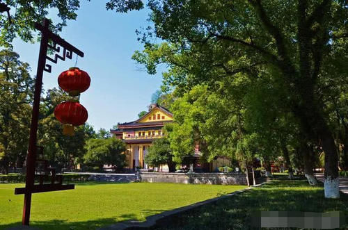 唯一建在5A景区内的大学，坐落在明朝王府内，进去需要买门票