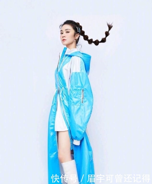  『不少』37岁的郁可唯衣品很不错，穿黑色连衣裙配黑色高跟鞋，时尚又减龄