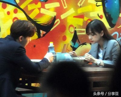 Baby与邓伦街头拍戏 嘟嘴吃面条呆萌认真 经历假吃造谣后都认真吃