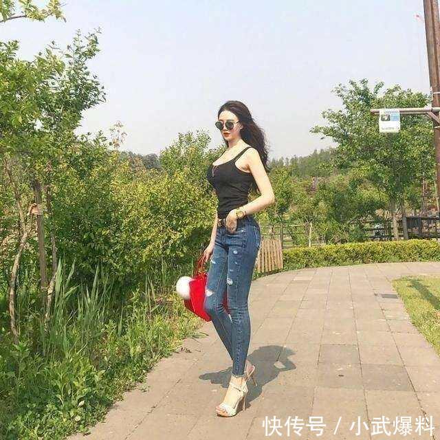 紧身背心能很好的凸显身材 配上牛仔裤就会更加迷人了