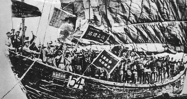 『作战』渡海作战,营长见韩先楚站在甲板危险,下令看住军长,不准离开