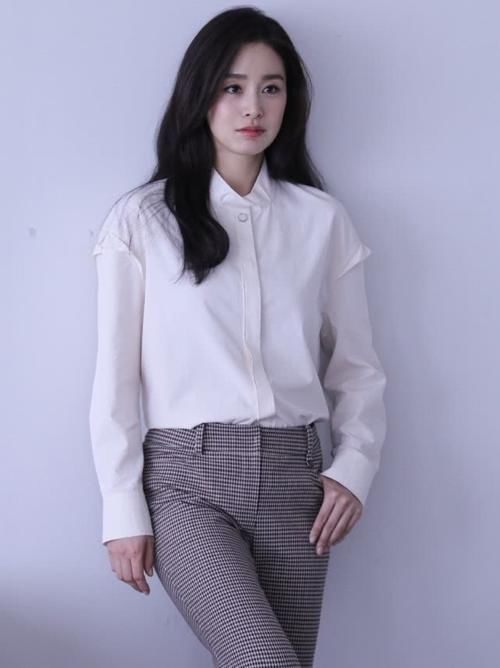  「颜美」Rain娇妻2胎后更减龄，演绎4套职场风真气质，配少女颜美到认不出