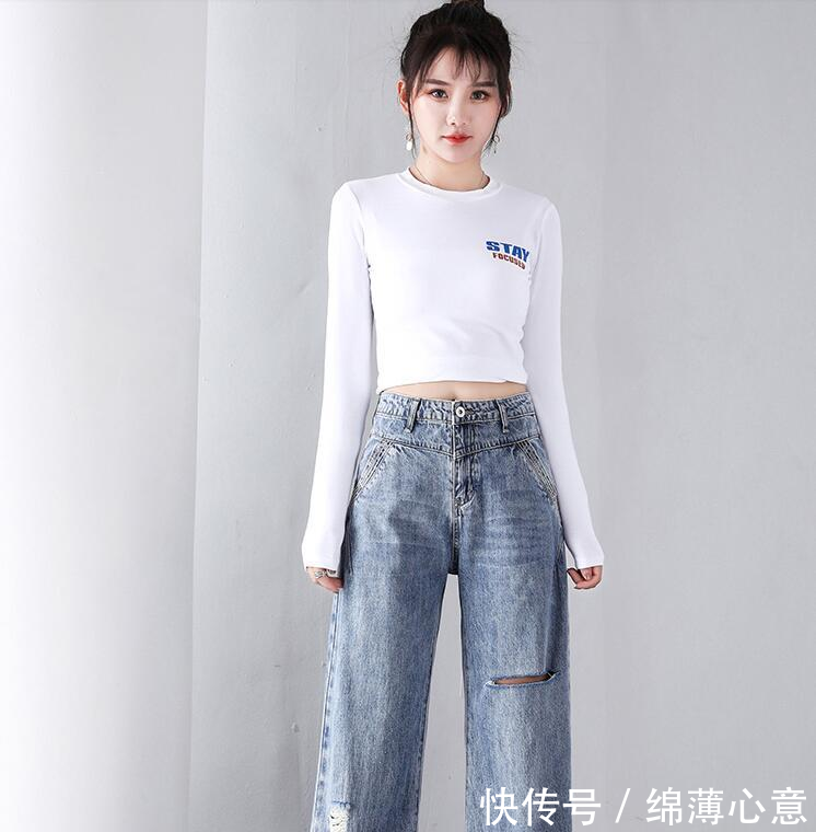  『舒适』别打扮的那么老，看我闺蜜身上穿的破洞牛仔裤，减龄又俏皮
