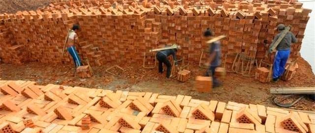  「村民」国家禁止农村使用红砖建房，但村民却还在用，这到底是